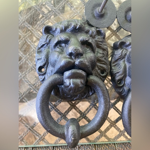 Black Cast Iron Lion Set of 2 Door Knockers with hardware - Picture 11 of 16